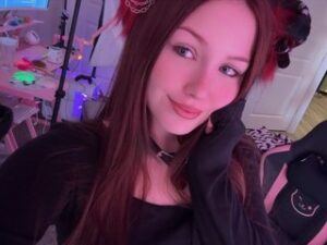 scarlettlovebaby.jpg